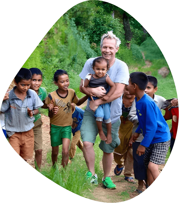 Peter Löhmann mit Kindern in Nepal