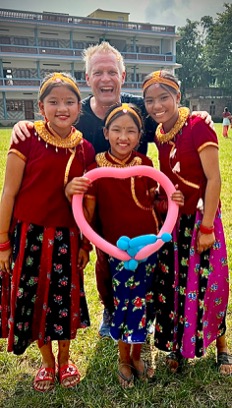 Drei Mädchen in Nepal mit einem Ballonherz