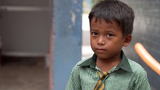 Junge in Schuluniform in Nepal
